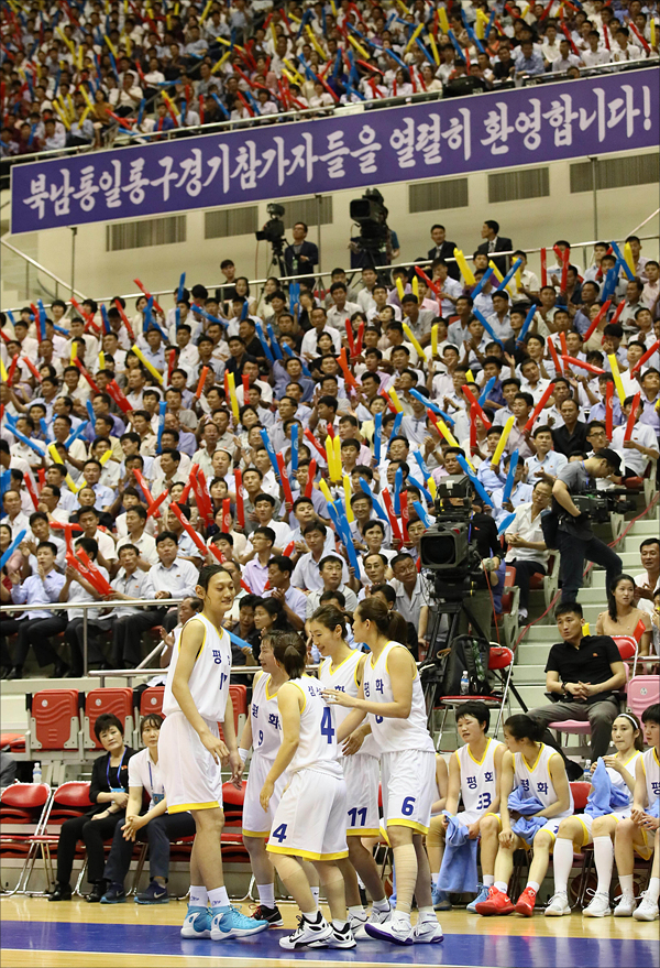 4일 평양 류경정주영체육관에서 개최된 남북통일농구경기에서 여자 '평화'팀과 '번영'팀이 혼합경기를 치르고 있다. ⓒ사진공동취재단