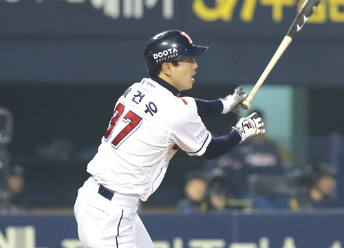 4일 사직 롯데전에서 홈런 포함 3장타로 활약한 두산 박건우 ⓒ 두산 베어스
