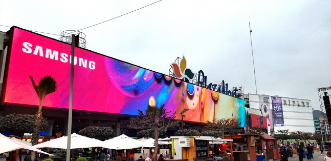 삼성전자가 페루 리마 프리미엄 쇼핑몰 플라자 노르떼(Plaza Norte)에 설치한 중남미 최대 크기의 고화질 LED 사이니지 옥외 전광판.ⓒ삼성전자