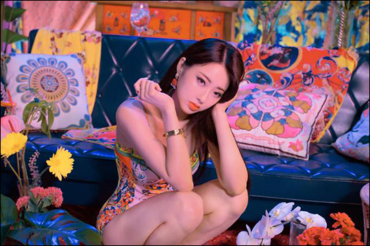 경리가 새 싱글음반 '블루 문'으로 화려한 컴백을 알렸다. ⓒ 스타제국
