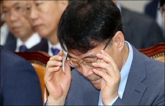 장하성 대통령 정책실장이 지난해 8월 22일 열린 국회 운영위원회 전체회의에 출석해 안경을 고쳐쓰고 있다. ⓒ데일리안 박항구 기자