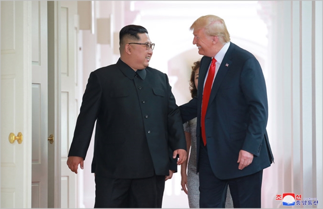 지난달 12일 트럼프(오른쪽) 미국 대통령과 김정은 북한 국무위원장이 북미정상회담하는 모습. ⓒ조선중앙통신 