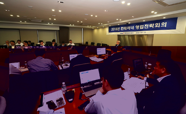 유창근 현대상선 사장(오른쪽)이 9일 서울 연지동 현대상선 본사에서 ‘2018 아주지역 하계 컨테이너 영업전략회의’를 주재하고 있다.ⓒ현대상선