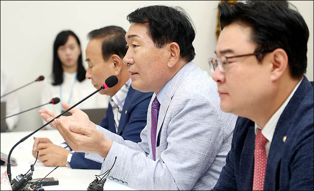 안상수(오른쪽 두번째) 자유한국당 혁신비대위 준비위원장이 10일 오전 국회에서 열린 준비위 회의에서 모두발언을 하고 있다. ⓒ데일리안 박항구 기자