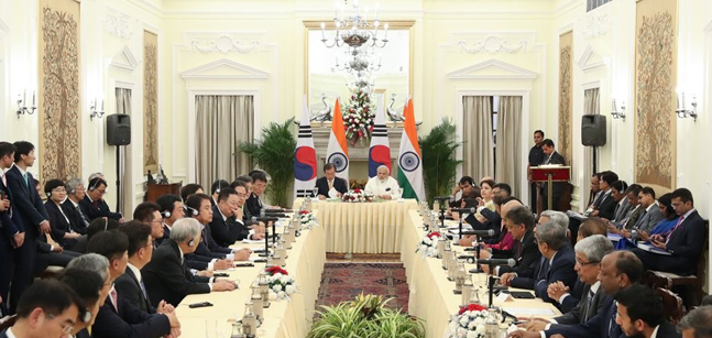 문재인 대통령과 나렌드라 모디 인도총리가 10일 오후 뉴델리 영빈관에서 열린 한·인도 기업인 라운드 테이블에 참석해 인도 측 기업인들의 발언을 듣고 있다.ⓒ연합뉴스