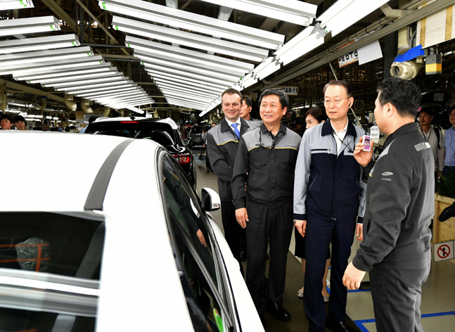 백운규 산업통상자원부 장관(오른쪽 두 번째)이 10일 르노삼성자동차 부산공장을 찾아 생산라인을 둘러보고 있다.ⓒ르노삼성자동차