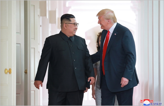 지난달 12일 트럼프(오른쪽) 미국 대통령과 김정은 북한 국무위원장이 북미정상회담하는 모습. ⓒ조선중앙통신 