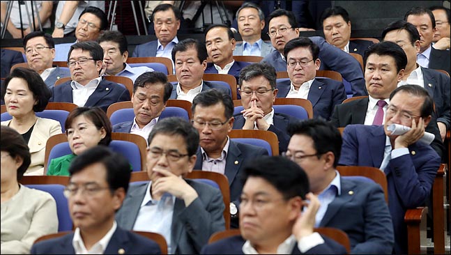 지난달 28일 오후 국회에서 열린 자유한국당 의원총회에서 의원들이 심각한 표정을 하고 있다. (자료사진) ⓒ데일리안 박항구 기자
