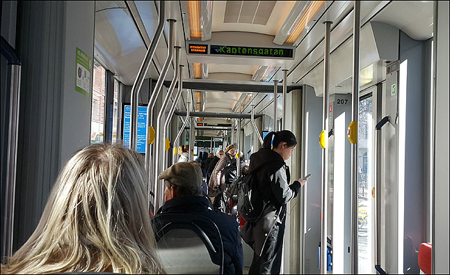핀란드는 스웨덴과 관련된 것에 예민한 반응을 보이지만 아직도 핀란드의 대중교통에서는 핀란드어와 스웨덴어가 함께 안내된다. 핀란드 헬싱키 트램 모습. (사진 = 이석원)