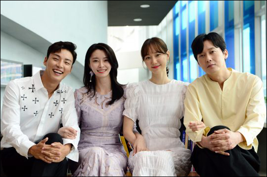 배우 윤시윤(왼쪽부터), 나라, 이유영, 박병은이 '친애하는 판사님께' 기자간담회에서 포즈를 취하고 있다. ⓒ SBS
