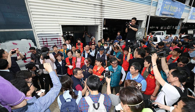 12일 오전 명도소송강제집행이 실시된 서울 동작구 노량진수산시장에서 구시장 상인들이 관계자들의 진입을 막아서고 있다. ⓒ연합뉴스