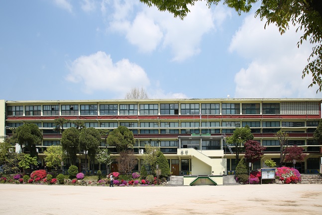 1984년에 개교한 아현산업정보학교는 서울 마포구 아현동에 위치하고 있다. 직업교육을 원하는 서울시 소재 일반계 고등학교에 재학 중인 학생에게 직업교육을 가르친다. ⓒ아현산업정보학교 제공