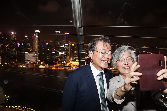 싱가포르 국빈 방문중인 문재인 대통령이 12일(현지시각) 저녁 마리나 베이 샌즈 전망대 돌아보며 야경을 관람하고 있다.ⓒ청와대 