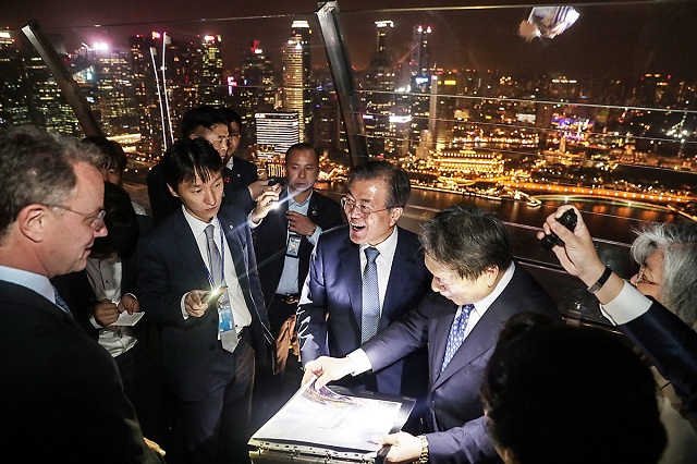 싱가포르 국빈 방문중인 문재인 대통령이 12일(현지시각) 저녁 마리나 베이 샌즈 전망대 돌아보며 야경을 관람하고 있다.ⓒ청와대 