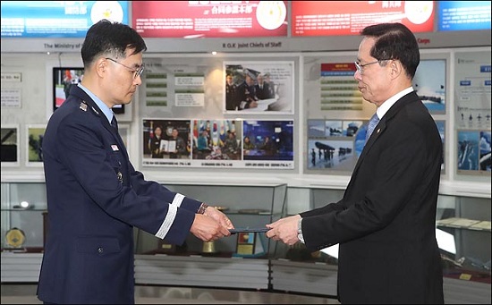 지난 11일 오후 서울 용산구 국방부에서 송영무 국방부 장관이 기무사 계엄령 문건을 수사할 특별수사단장에 임명된 전익수 공군본부 법무실장(대령)에게 임명장을 수여하고 있다. ⓒ사진공동취재단