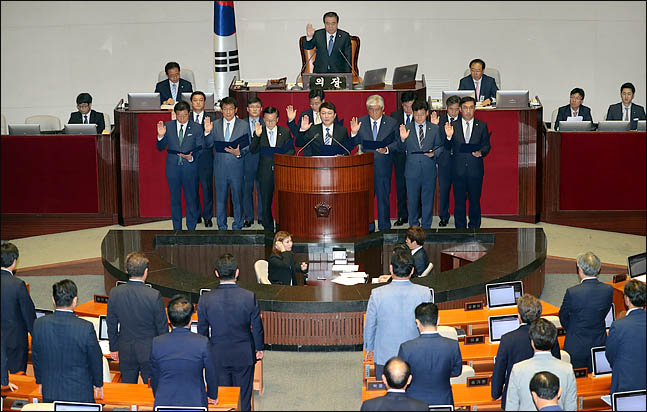 13일 열린 국회 본회의에서 6.13 국회의원 재·보궐선거에서 당선된 국회의원 12명이 국회의원 선서를 하고 있다. ⓒ데일리안 박항구 기자