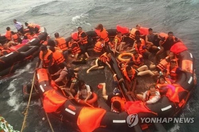 태국 푸껫 선박 전복 사고후 구조된 관광객들 ⓒ연합뉴스