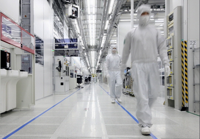 삼성전자 중국 시안 반도체 공장에서 현지 직원들이 생산라인을 살펴보고 있다.(자료사진)ⓒ삼성전자