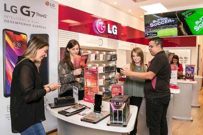 고객들이 브라질 상파울루에 위치한 한 전자제품 매장에서 LG G7씽큐를 살펴보고 있다. ⓒLG전자