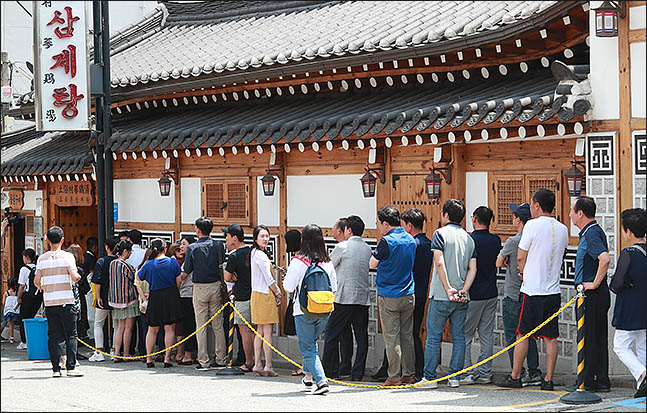 초복인 17일 오후 서울 종로구의 한 삼계탕집 앞에 손님들이 삼계탕을 먹기 위해 길게 줄지어 서 있다. ⓒ데일리안 류영주 기자