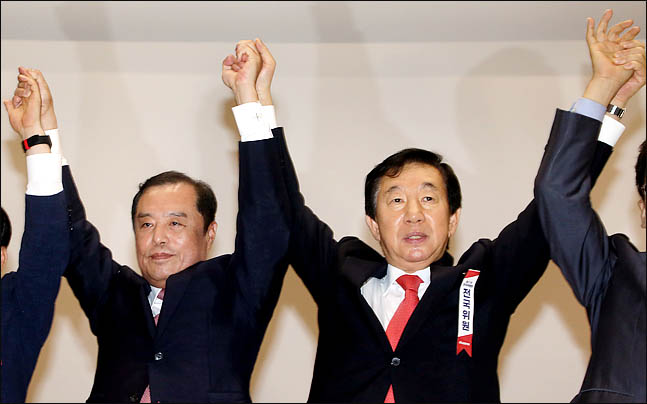 김병준(왼쪽) 자유한국당 비대위원장과 김성태 대표 권한대행. ⓒ데일리안 박항구 기자