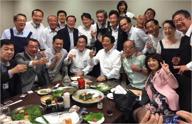 아베 신조 일본 총리(앞줄에서 오른쪽 세 번째)와 자민당 의원들이 지난 5일 열린 술자리에서 기념사진을 촬영하고 있다. ⓒ니시무라 야스토시 일본 관방부 부장관 트위터 