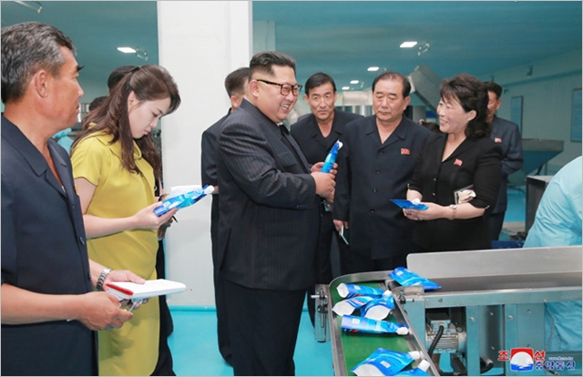 김정은 북한 국무위원장이 신의주 화장품공장을 현지지도하고 있다. ⓒ조선중앙통신 