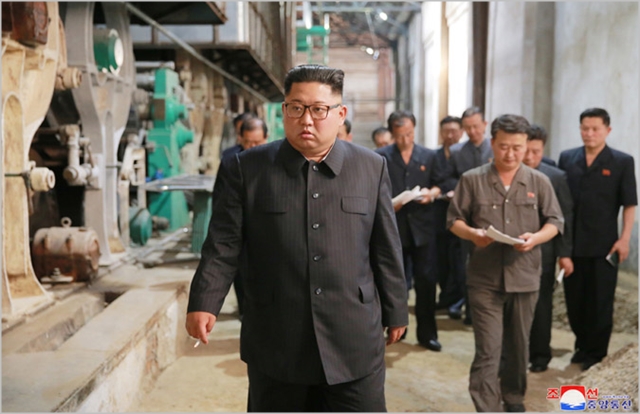 김정은 북한 국무위원장이 신의주 화학섬유공장을 현지지도하고 있다. ⓒ조선중앙통신