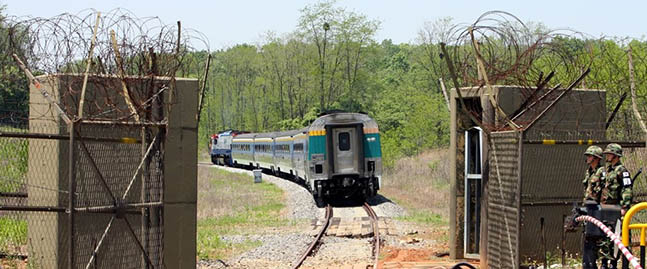 경의선과 동해선 남북철도 연결구간 열차 시험운행이 성사됐던 2007년 5월 열차가 경의선 남측통문을 지나 북측으로 향하는 모습. ⓒ연합뉴스