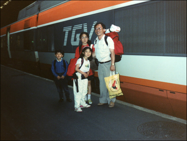 1991년 유럽 배낭여행 중인 이주영 국회부의장과 세 자녀. ⓒ이주영 의원실