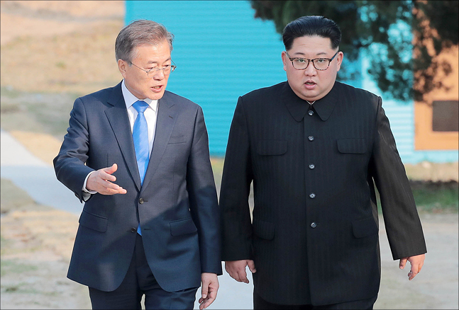 문재인 대통령(왼쪽)과 김정은 북한 국무위원장이 지난 4월 개최된 남북정상회담에서 회동하고 있다. ⓒ한국공동사진기자단