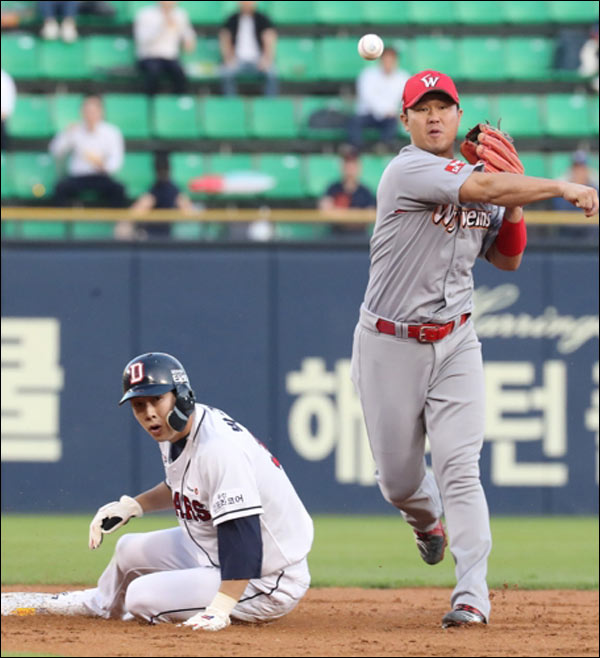 올 시즌 왕웨이중에게 5할 타율을 기록 중인 박건우와 장타를 빼앗은 최정. ⓒ 연합뉴스