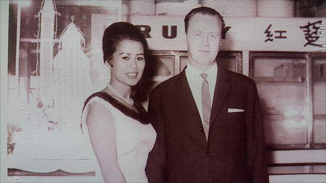 1962년 홍콩에서 남편 홀레르와. 마치 당시의 영화배우를 보는 듯한 전형적인 한국 미인인 최춘자 여사다. (사진 = 최춘자 제공)