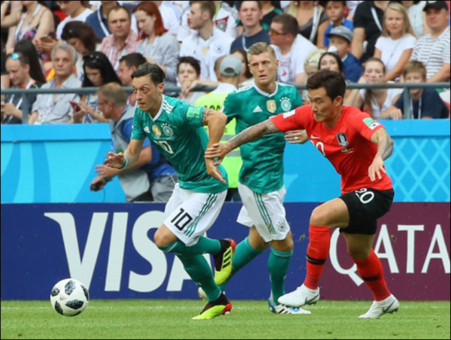 메수트 외질(사진 왼쪽)이 독일 축구대표팀 은퇴를 선언했다. ⓒ 연합뉴스
