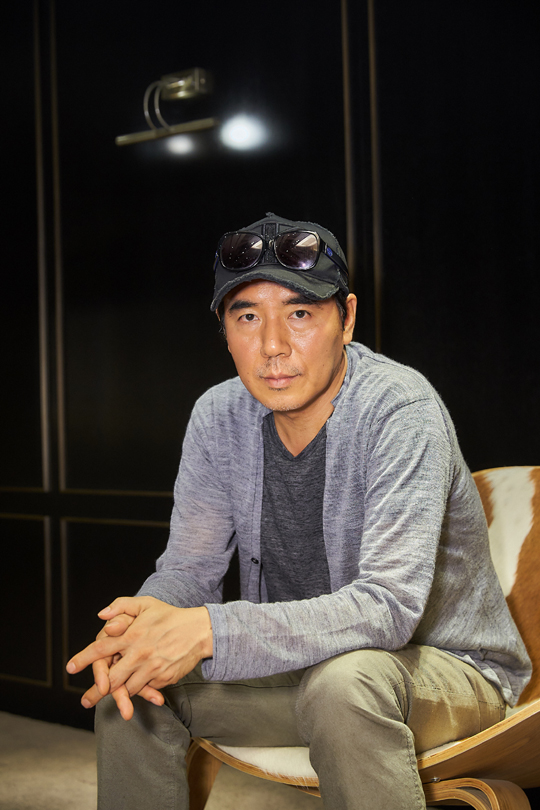 김지운 감독은 영화 '인랑'에 대해 "한국형 히어로 무비의 가능성을 열고 싶었다"고 했다.ⓒ워너브러더스코리아