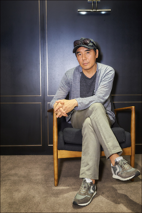 김지운 감독은 영화 '인랑'에 대해 "한국에서 처음 보는 비주얼과 스타일을 시도했다"고 했다.ⓒ워너브러더스코리아
