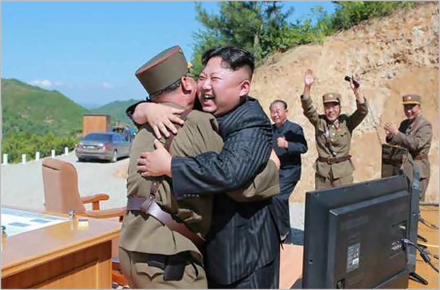 김정은 북한 국무위원장이 지난해 9월 대륙간탄도미사일(ICBM) ‘화성-14형’ 시험발사에 성공하고 기뻐하고 있다. ⓒ노동신문