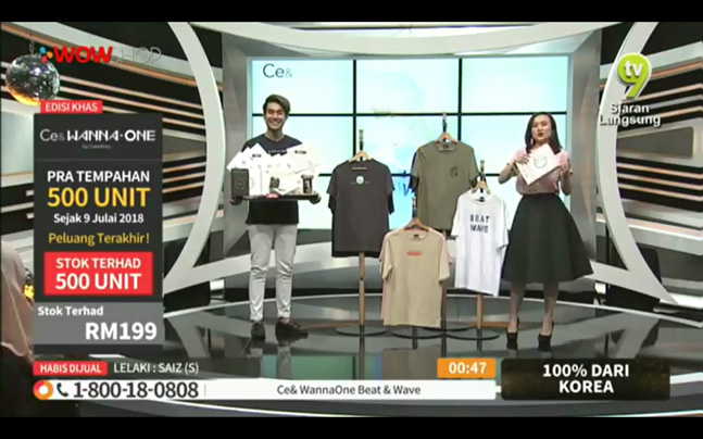 지난 15일 말레이시아 ‘CJ와우샵’에서 쇼호스트들이 CJ ENM 오쇼핑부문의 패션 PB ‘씨이앤(Ce&)’ 티셔츠를 판매하고 있다.ⓒCJ ENM