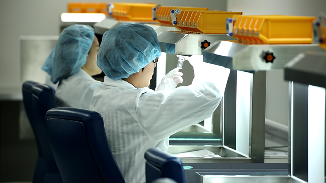 삼성바이오로직스 직원들이 완제의약품에 대한 이물질검사를 하고있는 모습.ⓒ삼성바이오로직스