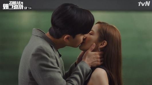 ‘김비서가 왜 그럴까’ 박서준이 진심 어린 프러포즈로 다섯 번째 ‘청혼’ 끝에 박민영을 감동시켰고, 결혼을 굳게 약속하는 두 사람의 모습이 그려졌다. ⓒ tvN