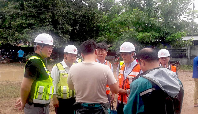 안재현 SK건설 사장(사진 왼쪽 첫번째)이 지난 26일 오전 라오스 댐 사고 현장을 방문해 구조·구호 활동 및 피해 복구 작업에 대한 상황을 점검하고 있다.ⓒSK건설