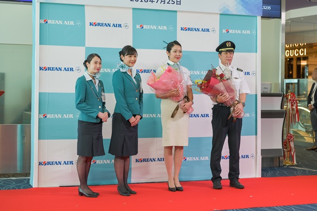 대한항공 승무원들이 지난 25일 열린 서울~도쿄 노선 개설 50주년 기념식에서 기념사진을 촬영하고 있다.ⓒ대한항공