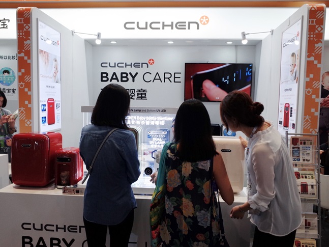 25일부터 27일까지 중국 상하이에서 열린 ‘CBME 차이나 2018’에서 관람객들이 지난‘쿠첸 베이비케어’를 살펴보고 있다.ⓒ쿠첸