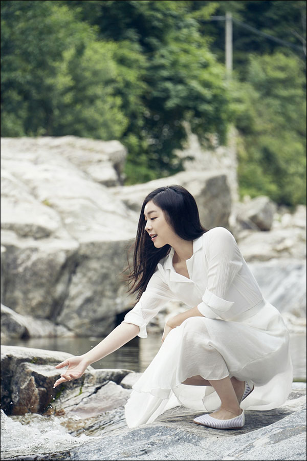 7년 연속 강원평창수의 모델로 활약 중인 김연아의 맑고 순수한 매력이 돋보인 광고 촬영 현장이 공개됐다. ⓒ 코카-콜라사