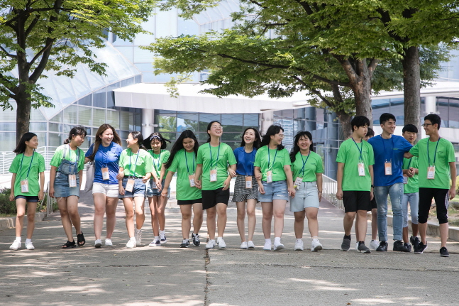 삼성은 27일 전국 6개 대학에서 중학생 1641명이 참여하는 '2018년 삼성드림클래스 여름캠프' 환영식을 개최하고 본격적인 합숙 교육에 들어갔다. 사진은 캠프에 참여하는 학생들과 대학생 강사들의 모습.ⓒ삼성전자