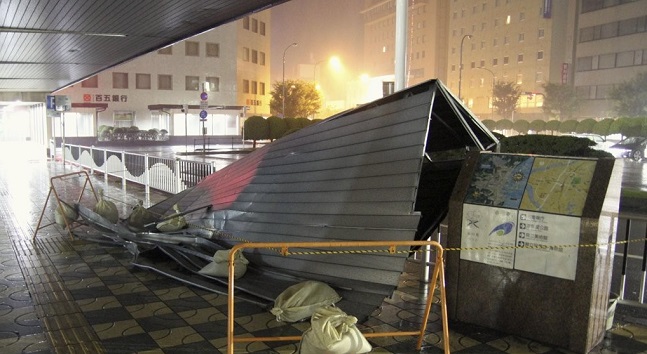 지난 29일 새벽 상륙한 제12호 태풍 종다리 영향으로 일본 미에현 쓰시에 있는 한 버스정류장 건물이 무너져내렸다. ⓒ연합뉴스