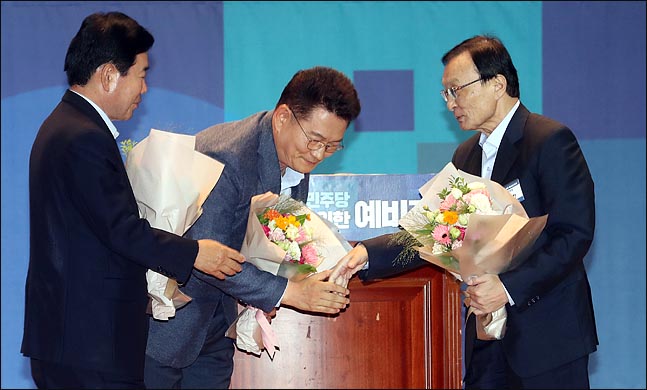 7월 26일 국회 의원회관에서 열린 '더불어민주당 당대표 선출을 위한 예비경선'에서 컷오프를 통과한 김진표(왼쪽부터), 송영길, 이해찬 후보가 악수를 하고 있다. ⓒ데일리안 박항구 기자