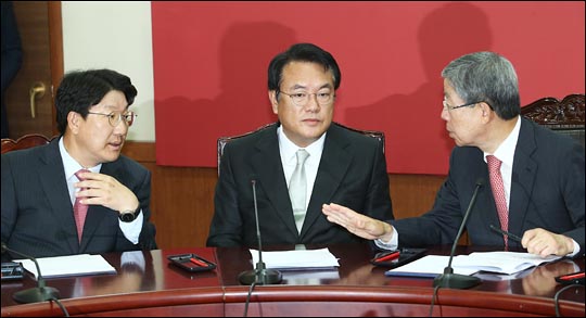 권성동(왼쪽) 자유한국당 의원이 사무총장 시절 김희옥(오른쪽) 당시 비상대책위원장과 대화를 나누고 있다. ⓒ데일리안