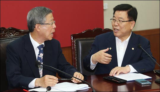 김광림(오른쪽) 자유한국당 의원이 정책위의장 시절 김희옥 당시 비상대책위원장과 대화를 나누고 있다. ⓒ데일리안
