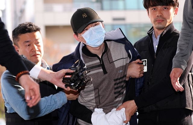 방배초등학교에서 초등학생을 대상으로 인질극을 벌이다 체포된 용의자가 2일 오후 서울 서초구 방배경찰서로 압송되고 있다. (자료사진) ⓒ연합뉴스 